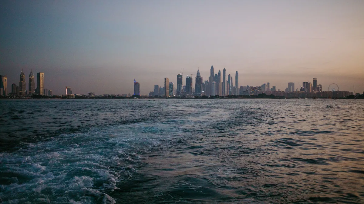 Travel scene in Dubai, illustrating eSIM Dubaï : guide, couverture et prix 2026