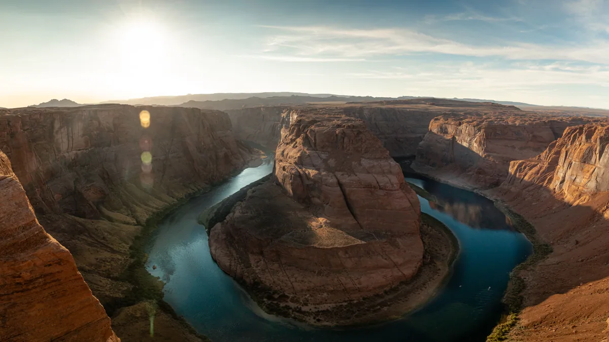Travel scene in United States, illustrating eSIM États-Unis : le guide du road trip 2026