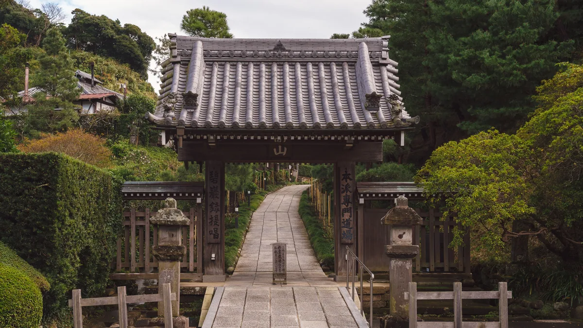Travel scene in Japan, illustrating eSIM Japon : guide, couverture et prix 2026