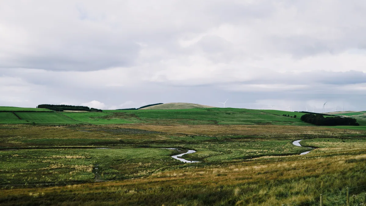 Travel scene in United Kingdom, illustrating United Kingdom digital nomad