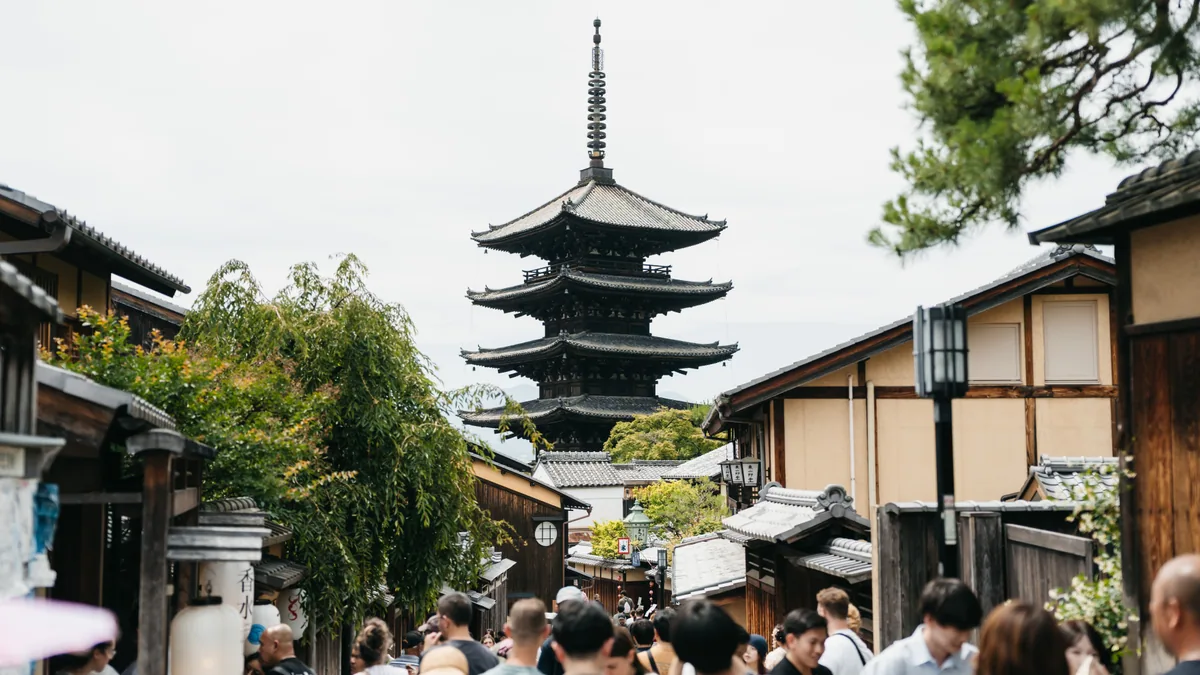 Kyoto street scene illustrating best eSIM Japan plan sizes by itinerary