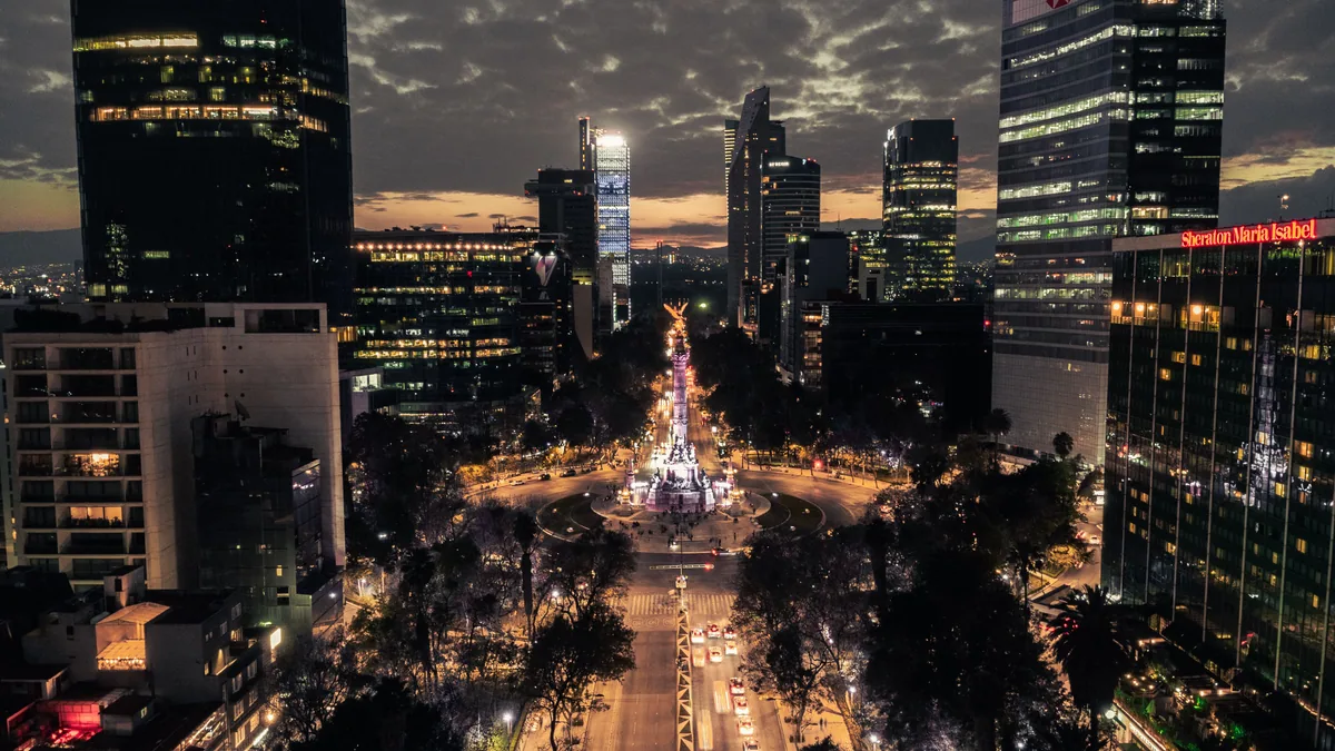 Traveller in Mexico City using the best eSIM Mexico data plan